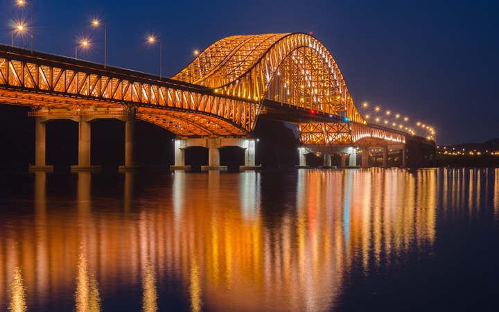 Reflection,Of,Banghwa,Bridge,At,Night,In,Seoul,korea